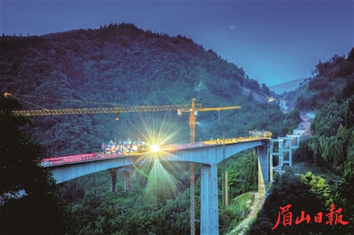 挑灯夜战的瓦屋山快速通道建设项目。 尹霜林 摄