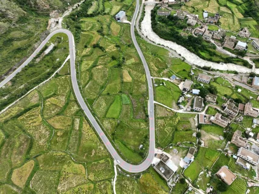 理亚公路,风景如画。邓波摄