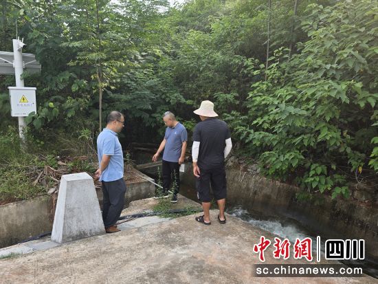 四川省都江堰水利发展中心人民渠第二管理处工作人员正在走访灌区水库补蓄情况。四川省水利厅供图